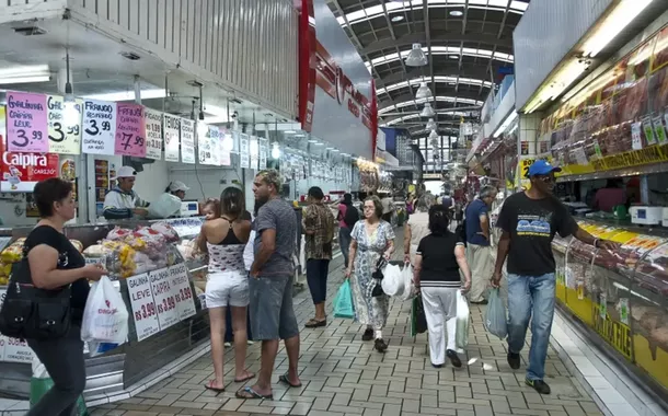 Vendas no comércio caem 0,4% de outubro para novembro, diz IBGE