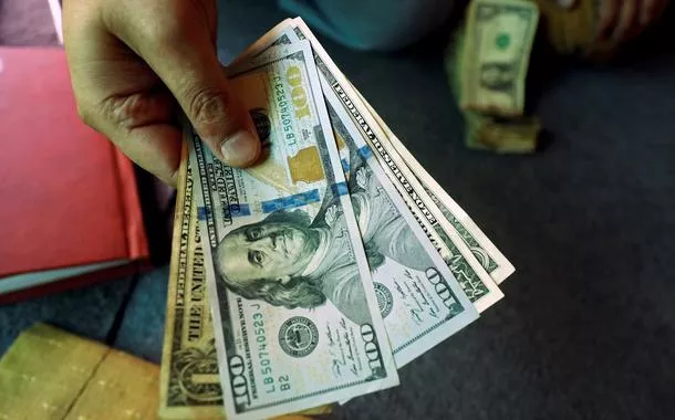 Dólar volta a ficar abaixo dos R$ 6
