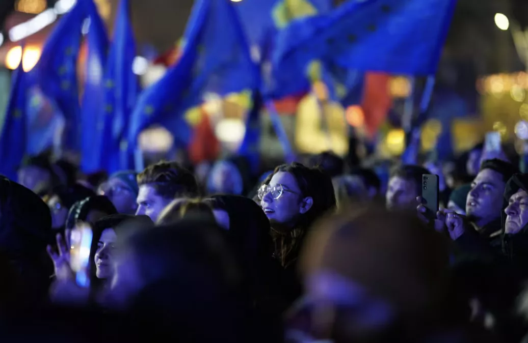 Pessoas participam de um comício pró-europeu antes do segundo turno das eleições presidenciais em Bucareste, Romênia, em 5 de dezembro de 2024