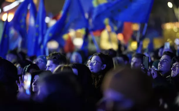 Novo governo de coalizão pró-UE da Romênia enfrenta crise política e desafios econômicos