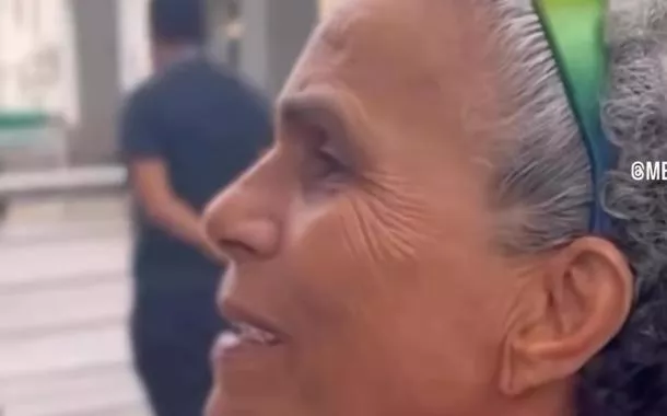 Idosa passa o dia no hospital e consegue dar bilhete com oração a Lula, após Ricardo Stuckert se comprometer a entregá-lo