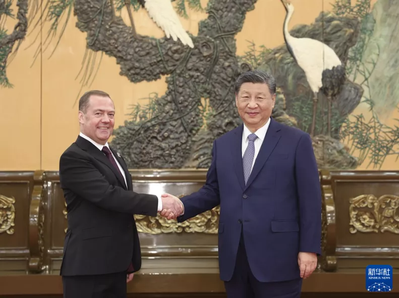 Xi Jinping reúne-se com presidente do partido Rússia Unida