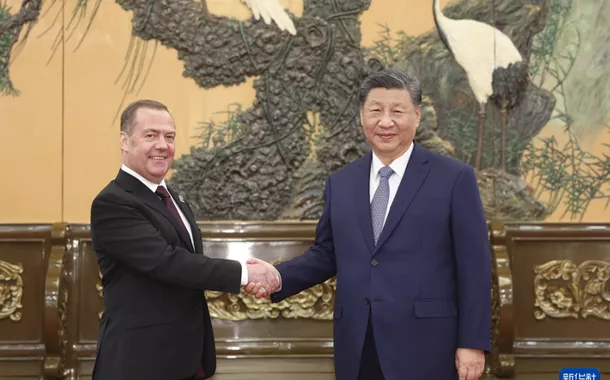 Xi Jinping reúne-se com presidente do partido Rússia Unida