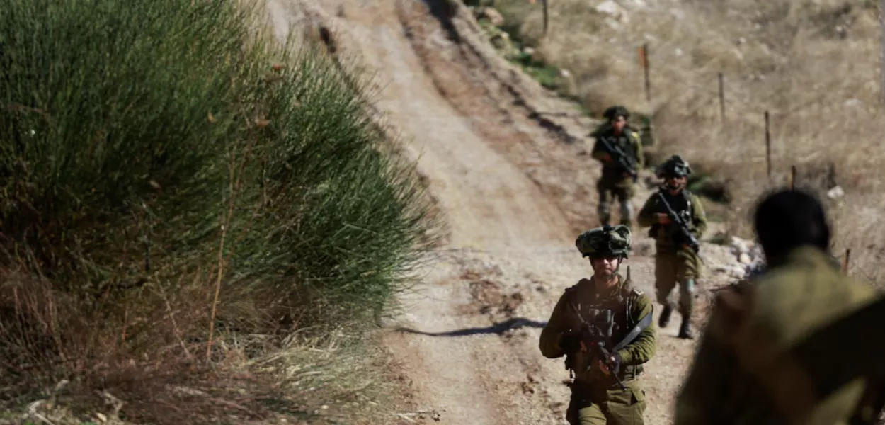 Soldados israelenses se reúnem perto da linha de cessar-fogo entre a Síria e as Colinas de Golã ocupadas por Israel, 9 de dezembro de 2024