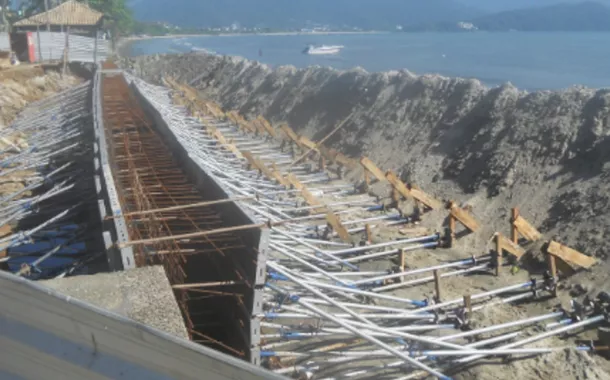 Construção de muro de arrimo na orla da Praia do Itaguá em Ubatuba, Litoral Norte do Estado de São Paulo, como tentativa de conter a erosão pelo avanço do mar