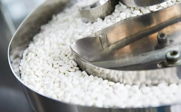 Última fabricante europeia de insumos para antibióticos fecha fábrica principal e transfere produção para a China