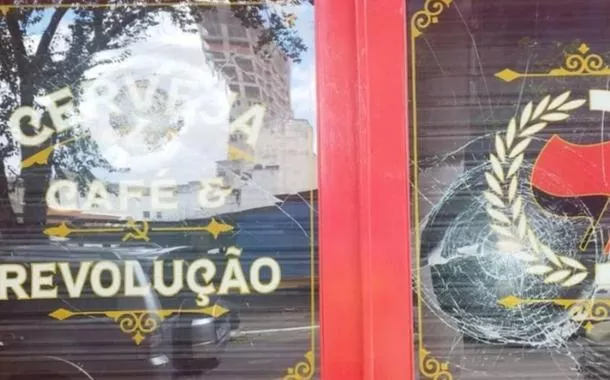 Resistência Pub é atacado e dono fala em "luta contra o fascismo"