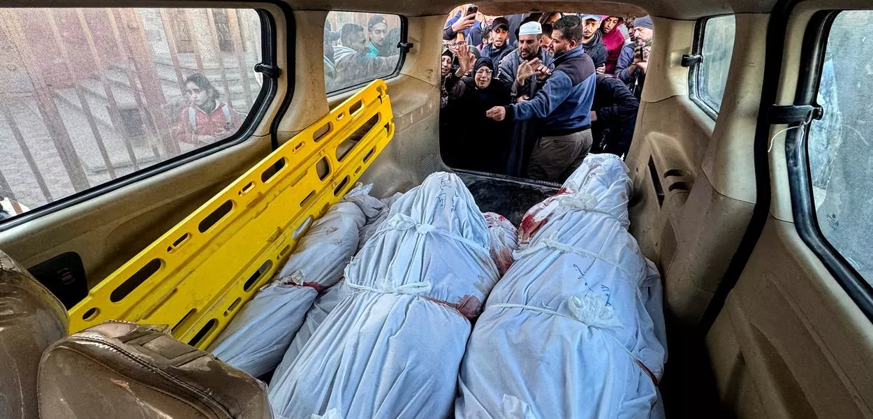 Corpos de palestinos mortos em hospital Nasser de Jan Yunis, sul de Gaza
 