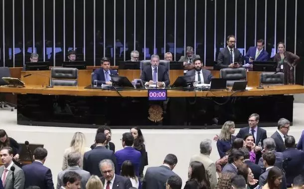 Deputados governistas temem manobra da oposição para votar PL da Anistia na ausência de Hugo Motta