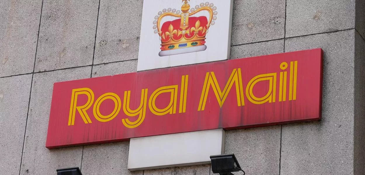 Uma placa do Royal Mail é retratada fora de uma agência postal, em Londres
