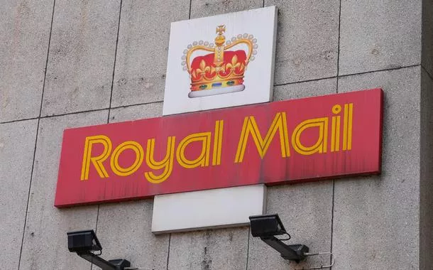 Uma placa do Royal Mail é retratada fora de uma agência postal, em Londres