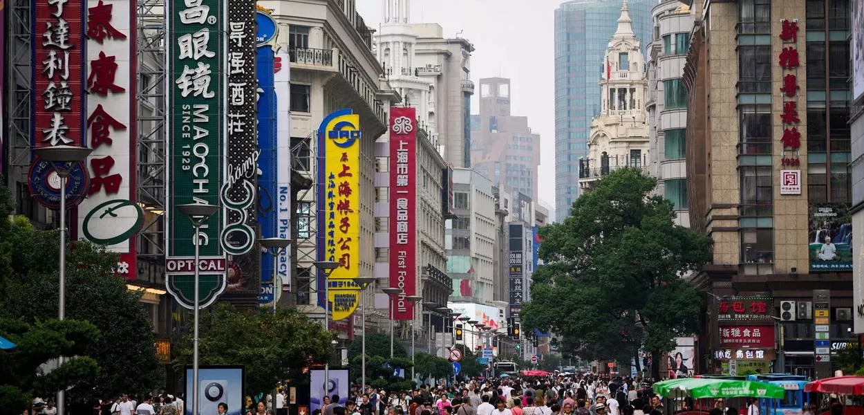 Pessoas caminham pela Nanjing Pedestrian Road, principal área comercial,7games jogo de para baixarXangai, China