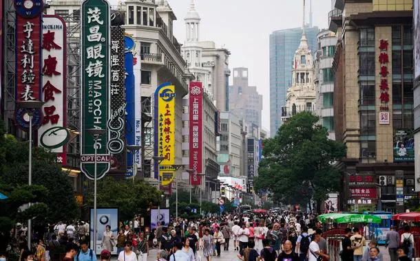 Pessoas caminham pela Nanjing Pedestrian Road, principal área comercial,temple slotXangai, China