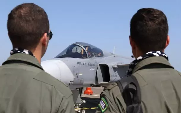 Caça brasileiro demonstra superioridade em simulação contra F-15 americano
