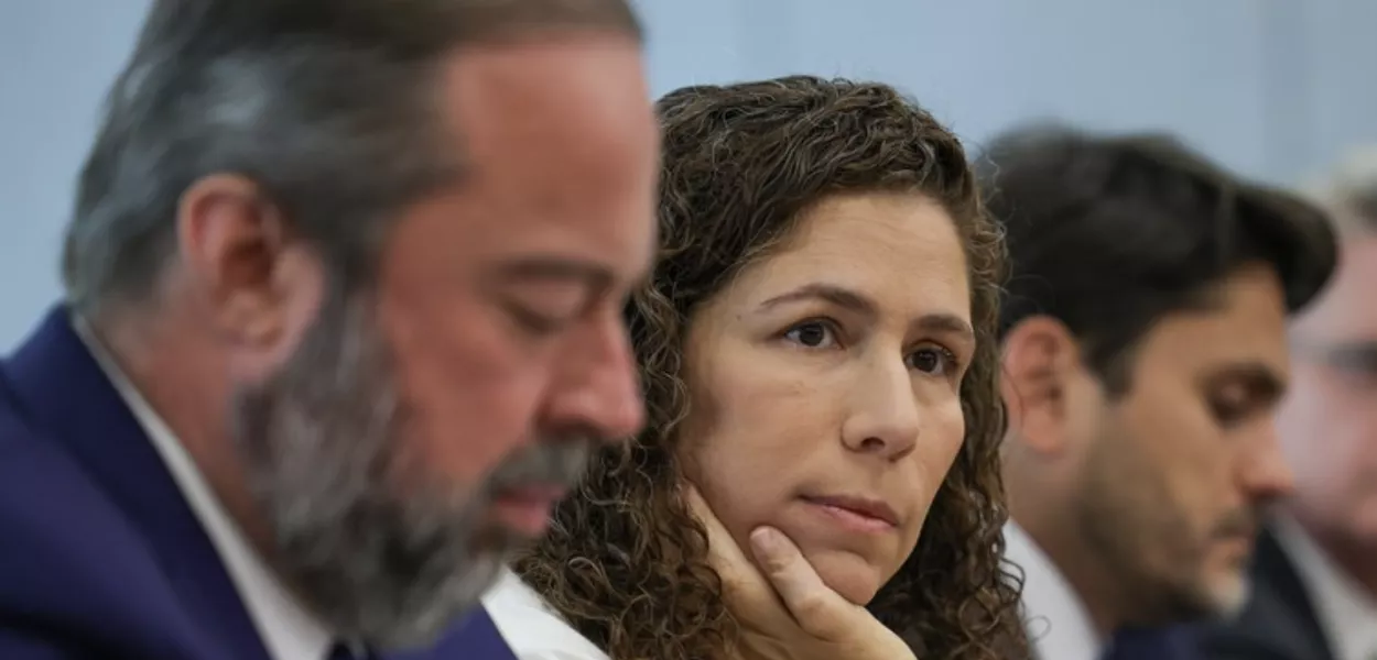 Esther Dweck, entre Juscelino Filho e Alexandre Silveira