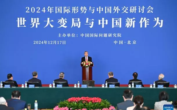Wang Yi diz que China está pronta para manter diálogo com Estados Unidos