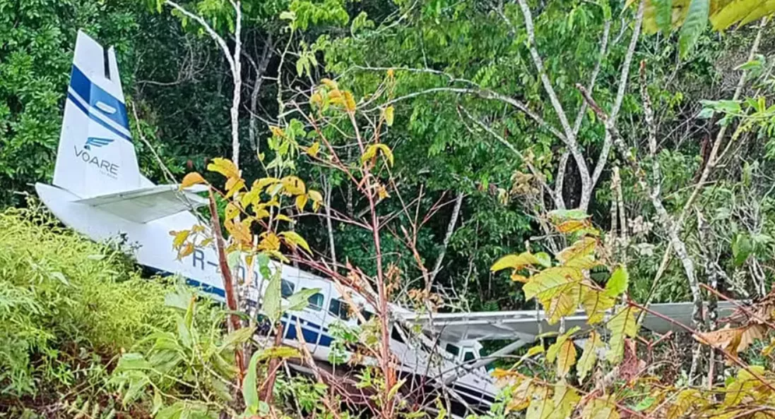 Avião de carga sai da pista durante pouso na Terra Yanomami em Roraima