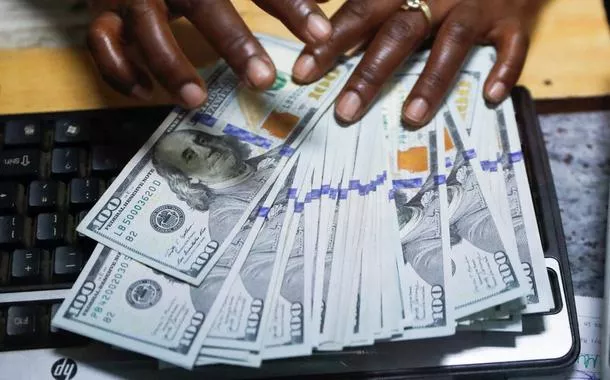 Dólar à vista fecha em queda de 0,04%