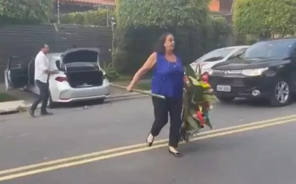Bolsonarista de 77 anos gera tumulto em frente à casa de Lula e chama agente de 'macaco'