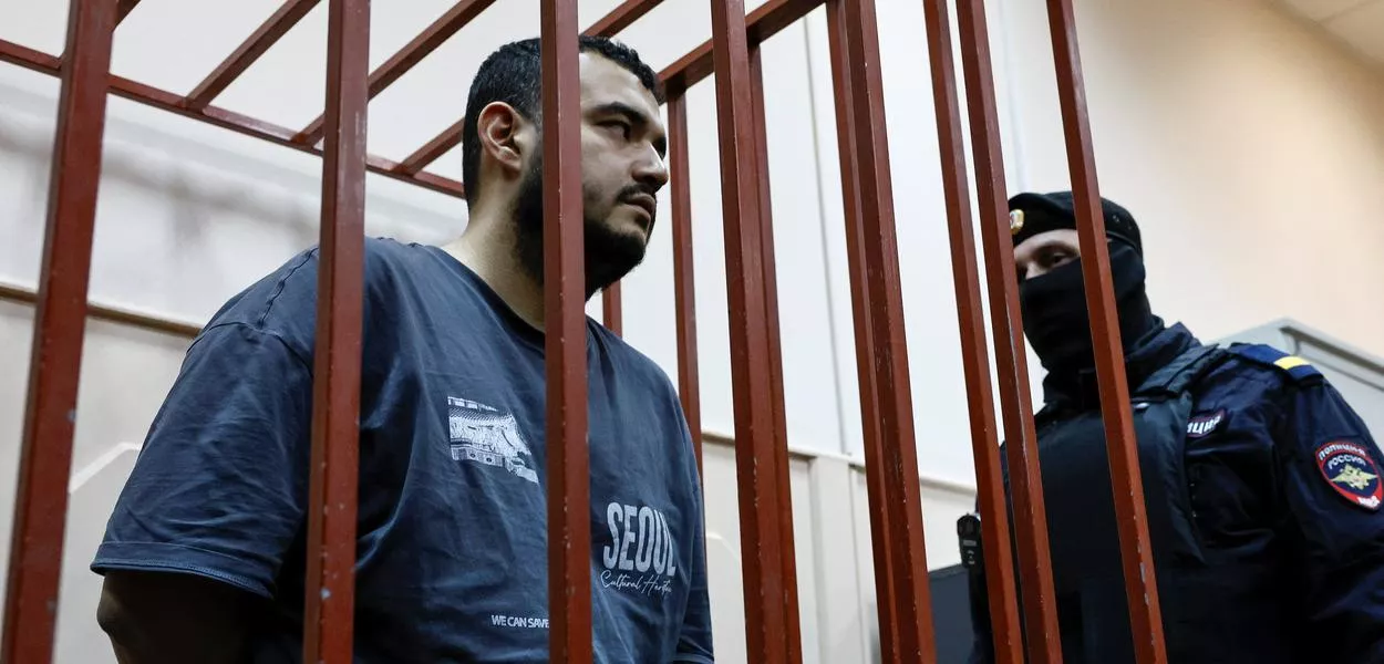 Suspeito do assassinato do general russo Igor Kirillov aparece dentro de um recinto para réus enquanto participa de uma audiência judicial em Moscou