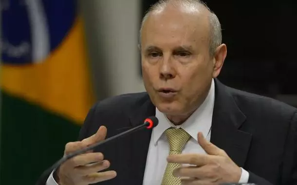 “O governo Lula está comprometido com o ajuste e a reação do mercado é especulativa”, diz Mantega