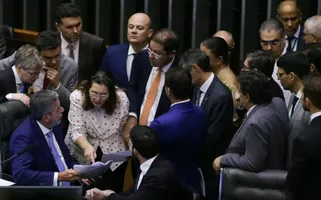 PEC de corte de gastos é aprovada em dois turnos na Câmara