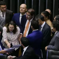 PEC de corte de gastos é aprovada em dois turnos na Câmara