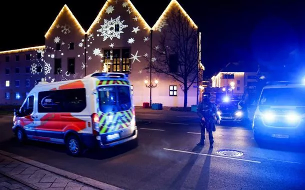 Equipes de emergência atuam após carro atingir mercado de Natal em Magdeburg