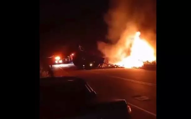 22 pessoas morrem em acidente entre carro, ônibus e caminhão em Minas