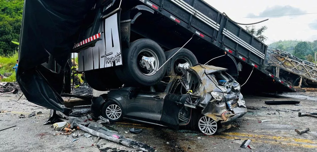 Ônibus lotado colidiu com caminhão na BR-116, perto de Teófilo Otoni, em Minas Gerais
21/12/2024
