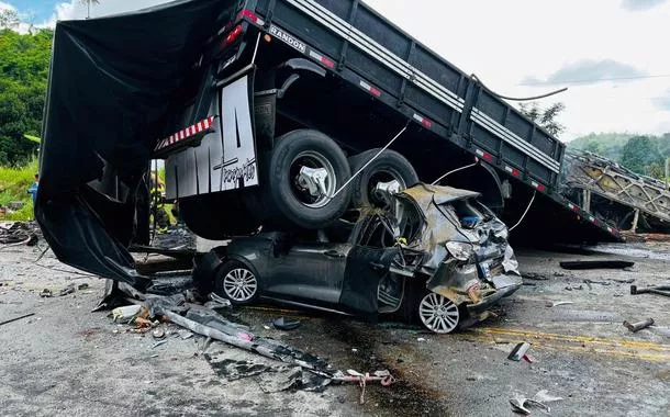Ônibus lotado colidiu com caminhão na BR-116, perto de Teófilo Otoni, em Minas Gerais

