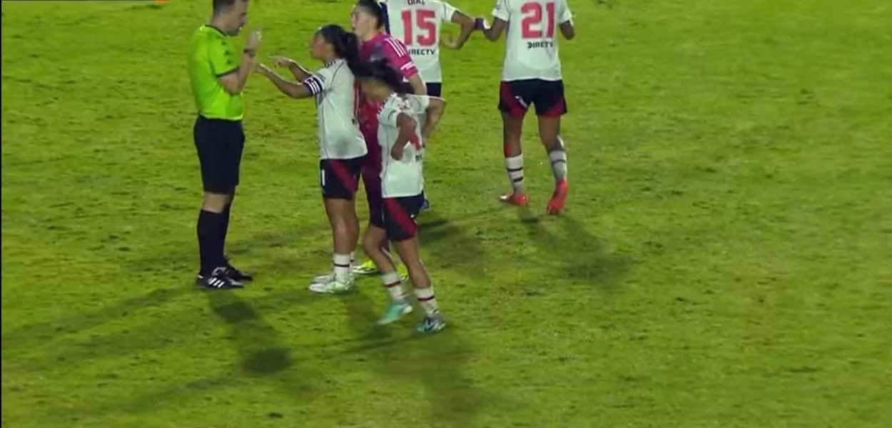 River Plate (camisa branca) e Grêmio pela Ladies Cup