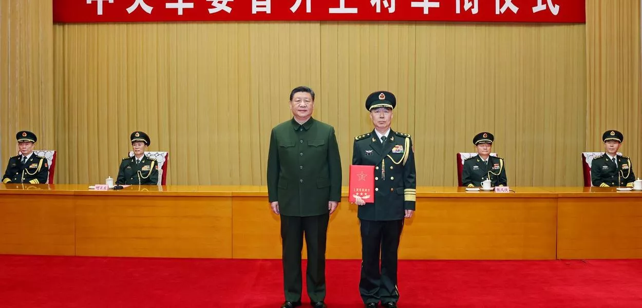 Xi Jinping apresenta ordem para promover oficial militar ao posto de general
