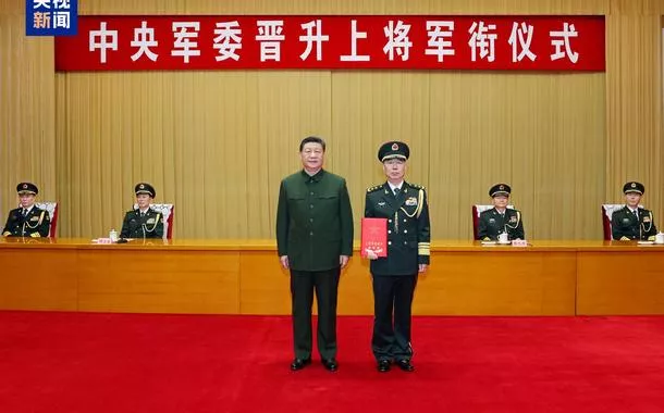 Xi Jinping apresenta ordem para promover oficial militar ao posto de general