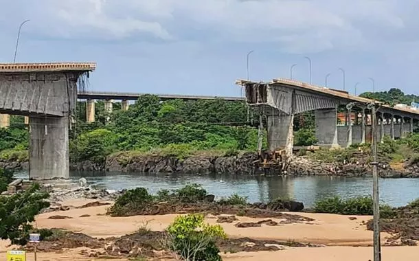 Ponte que desabou sobre o rio Tocantins