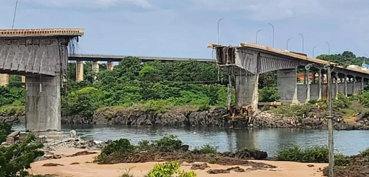 Ponte que desabou sobre o rio Tocantins