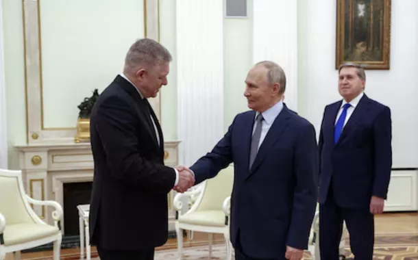 O presidente russo, Vladimir Putin, aperta a mão do primeiro-ministro eslovaco, Robert Fico, durante uma reunião em Moscou, Rússia, em 22 de dezembro de 2024