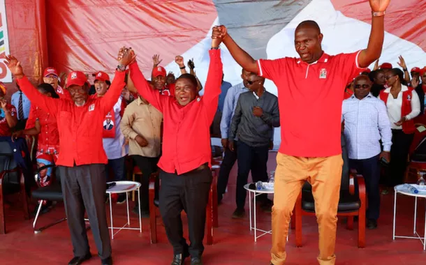 Daniel Chapo, candidato presidencial do partido governante Frelimo, o Presidente de Moçambique, Filipe Nyusi, e o ex-Presidente de Moçambique, Joaquim Chissano