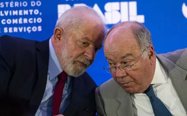 Governo Lula vê pouca chance de Trump recuar em tarifaço e estuda missão a Washington