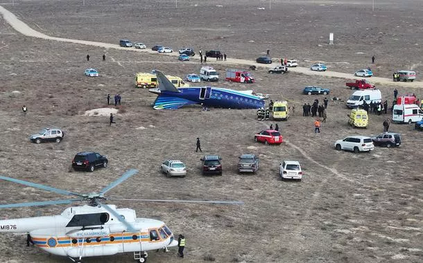 Avião do Azerbaijão que caiu tinha buracos na fuselagem, diz relatório