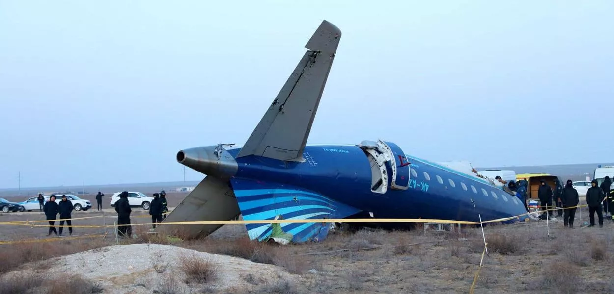 Avião da Azerbaijan Airlines que caiu perto de Aktau