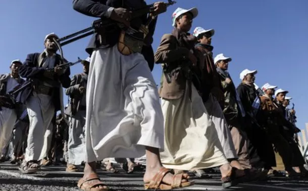 Houthis retaliam e atacam aeroporto de Tel Aviv com míssil hipersônico, enquanto Netanyahu profere ameaças