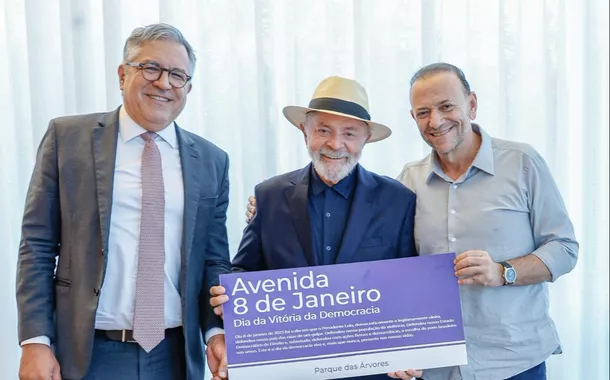 Lula recebe de Edinho a placa Avenida 8 de Janeiro para celebrar a vitória da democracia