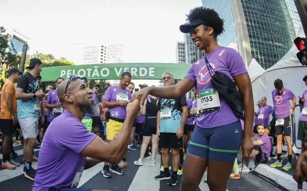 Casal que se conheceu correndo fica noivo na São Silvestre