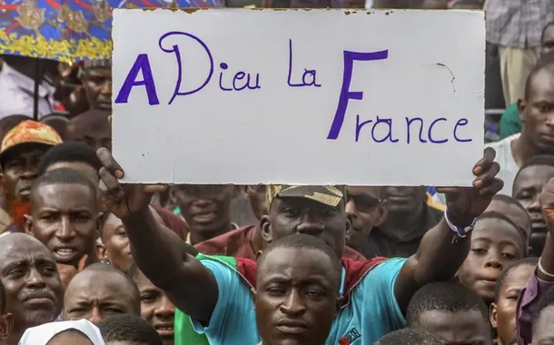 A "Françafrique" colapsa. Senegal e Costa do Marfim anunciam expulsão de tropas estrangeiras