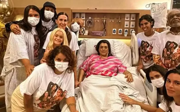Preta Gil celebra saída da UTI ao lado da família no hospital