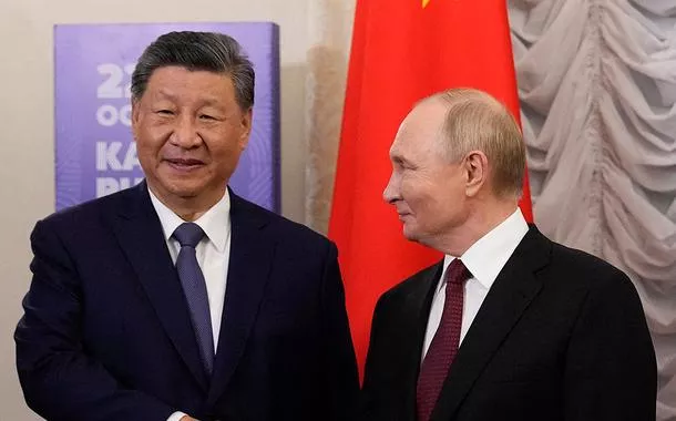 Xi Jinping (à esq.) e Vladimir Putin