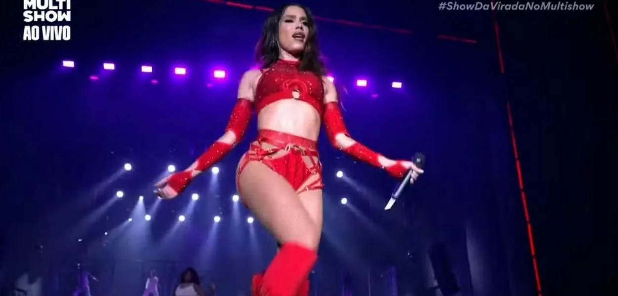 Anitta durante sua apresentação no Réveillon de Copacabana