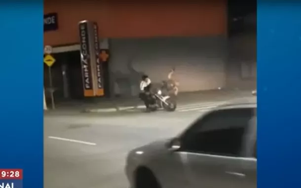 Governo de SP condena abordagem em que policial dá voadora em motociclista
