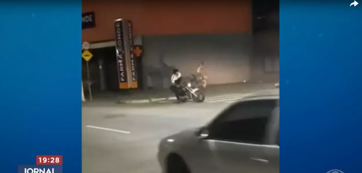 Policial militar agride motociclista